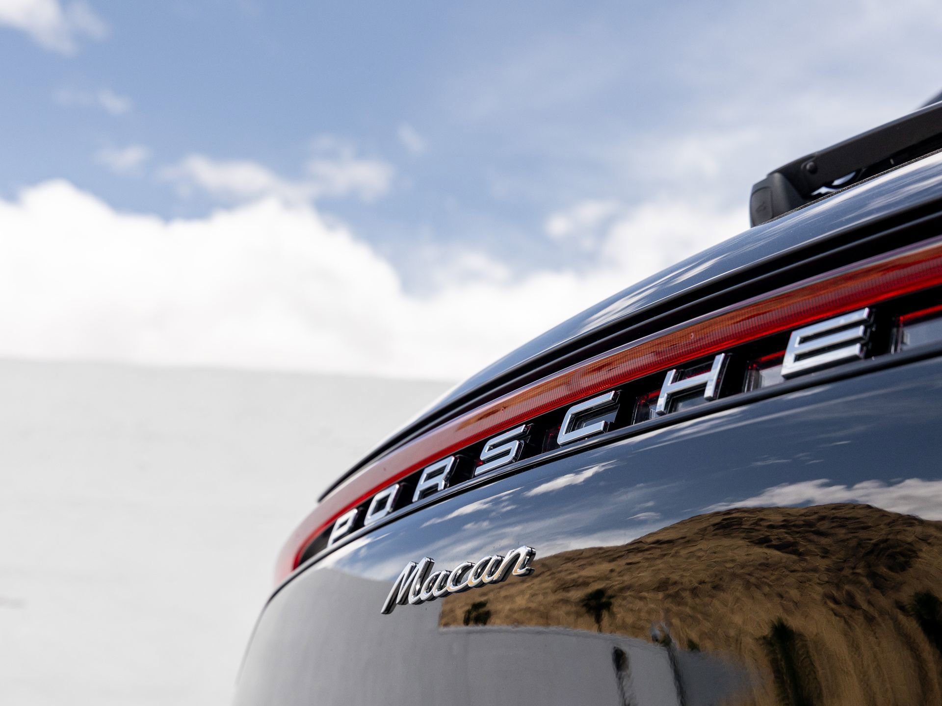 Certified 2025 Porsche Macan AWD/4WD image 12
