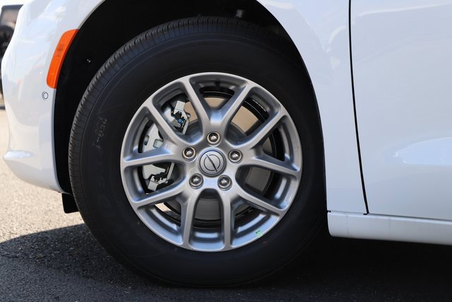 New 2026 Chrysler Pacifica Select image 3