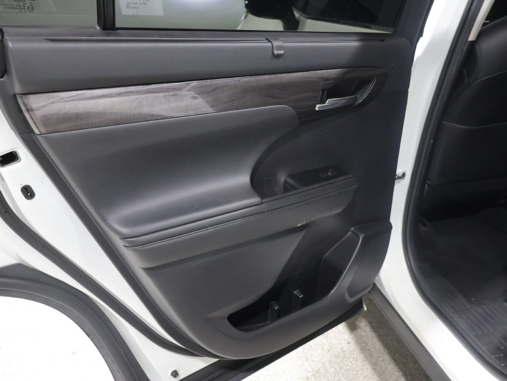 Used 2021 Toyota Highlander Platinum AWD/4WD image 18