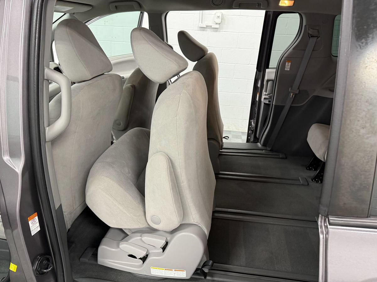 Used 2019 Toyota Sienna L FWD image 14