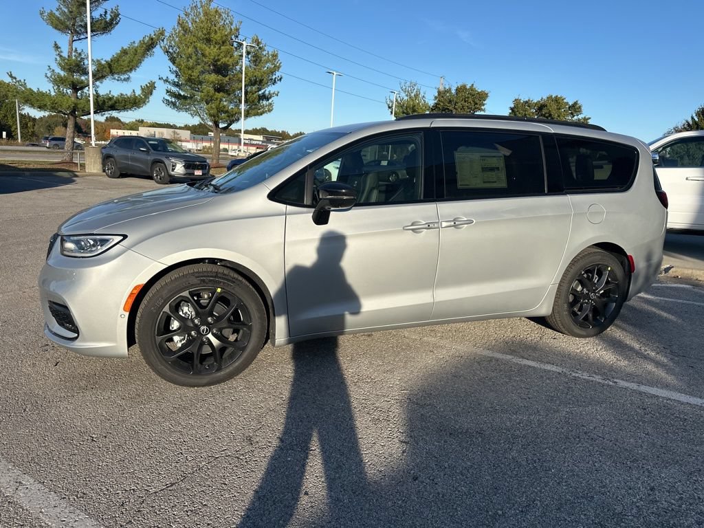 New 2026 Chrysler Pacifica Select FWD image 16