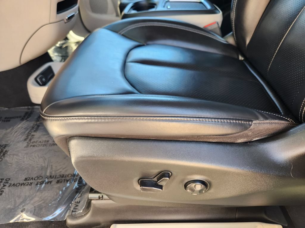 Used 2023 Chrysler Pacifica Touring-L FWD image 15