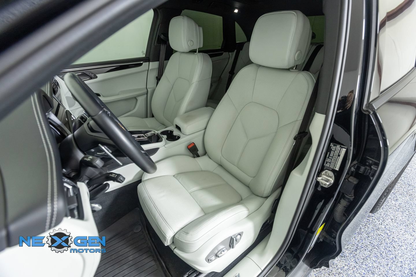 Used 2024 Porsche Macan AWD/4WD image 26