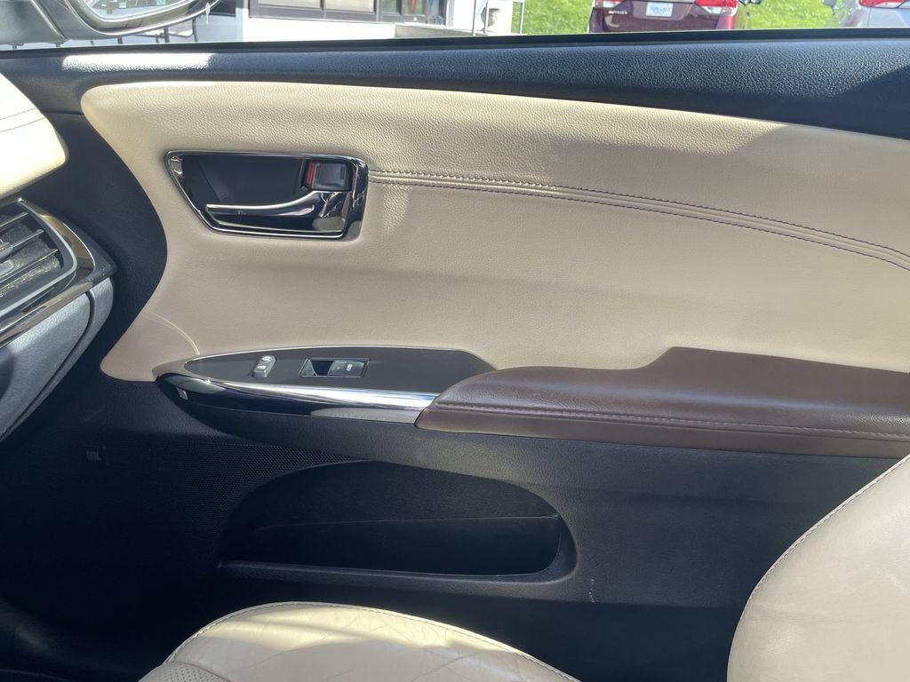 Used 2015 Toyota Avalon Limited FWD image 21