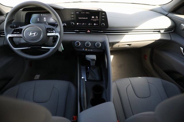 New 2025 Hyundai Elantra SE image 30