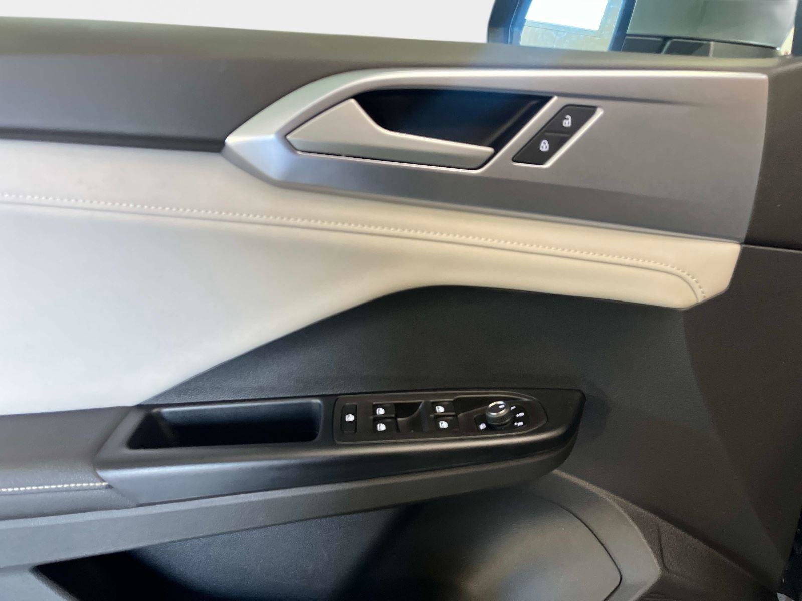 Used 2025 Volkswagen Taos SE image 19