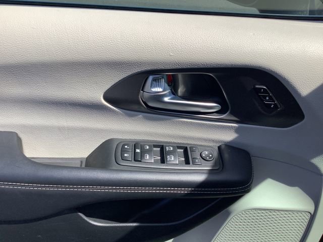 Used 2023 Chrysler Pacifica Touring-L image 10