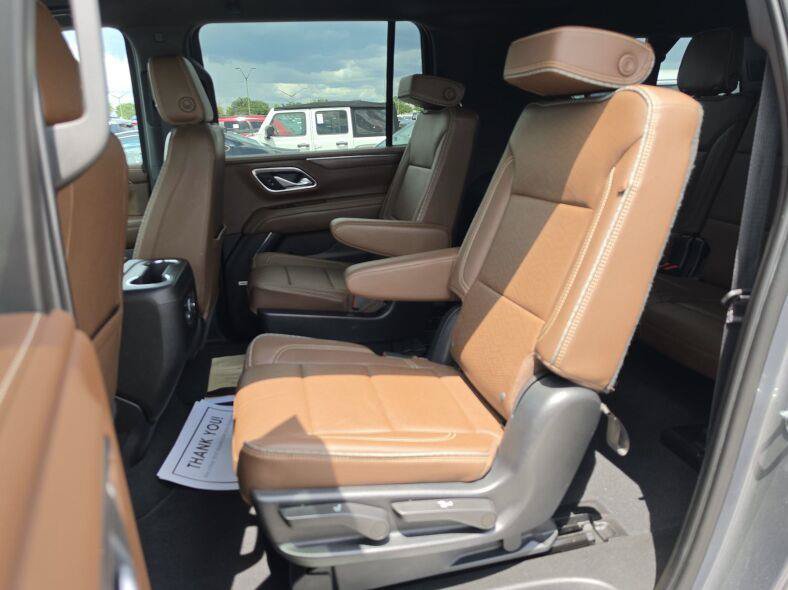 Used 2022 Chevrolet Suburban High Country RWD image 12