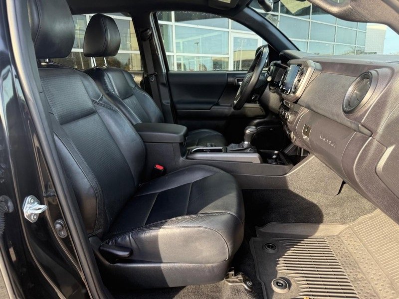 Used 2022 Toyota Tacoma TRD Sport w/ TRD Premium Sport Package image 10