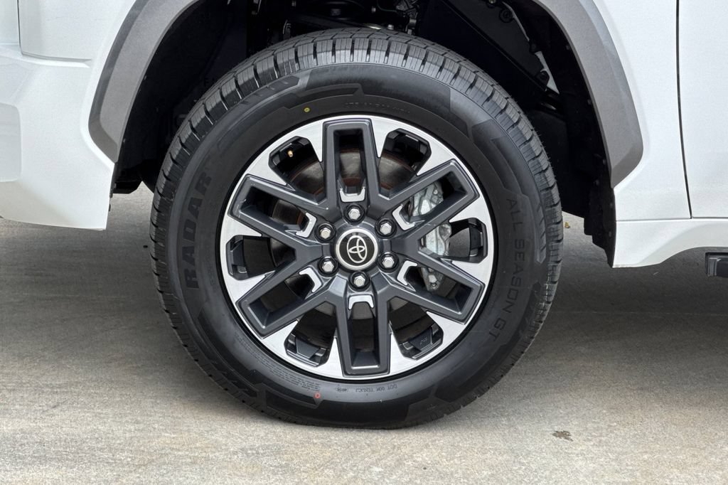 Used 2024 Toyota Tundra Limited AWD/4WD image 31
