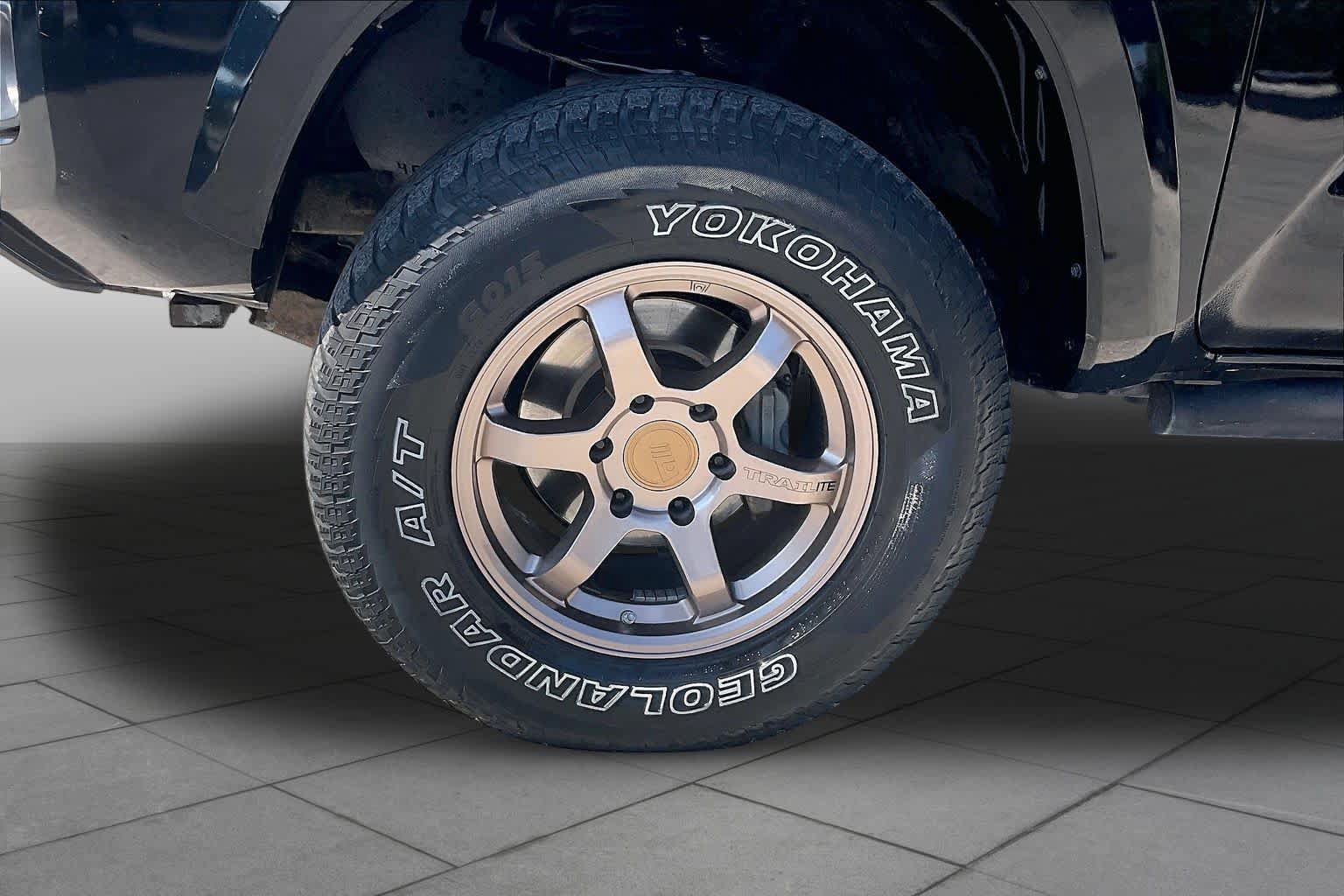 Used 2018 Toyota Tacoma TRD Sport w/ Technology Package AWD/4WD image 11