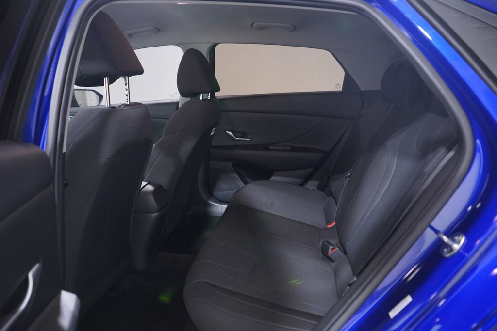 Used 2023 Hyundai Elantra SE w/ Cargo Package image 8