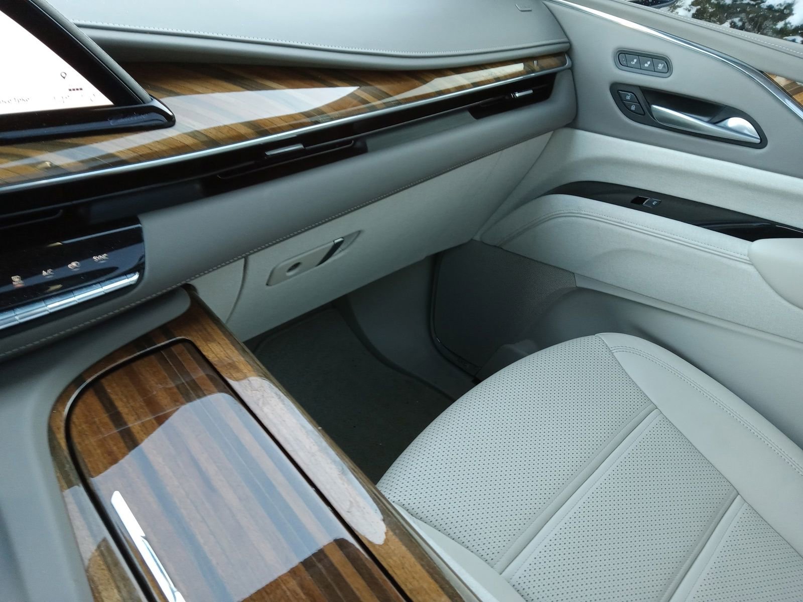 Used 2024 Cadillac Escalade Sport Platinum w/ LPO, ONYX Package image 18