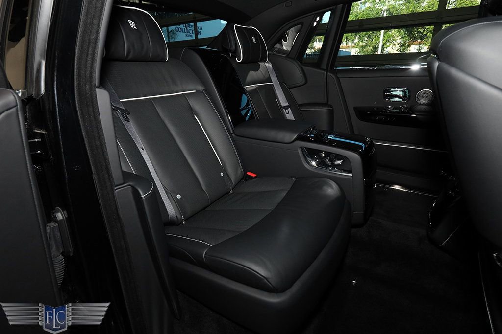 Used 2022 Rolls-Royce Phantom Sedan image 20