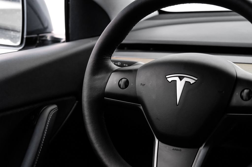 Used 2022 Tesla Model Y Long Range AWD/4WD image 17