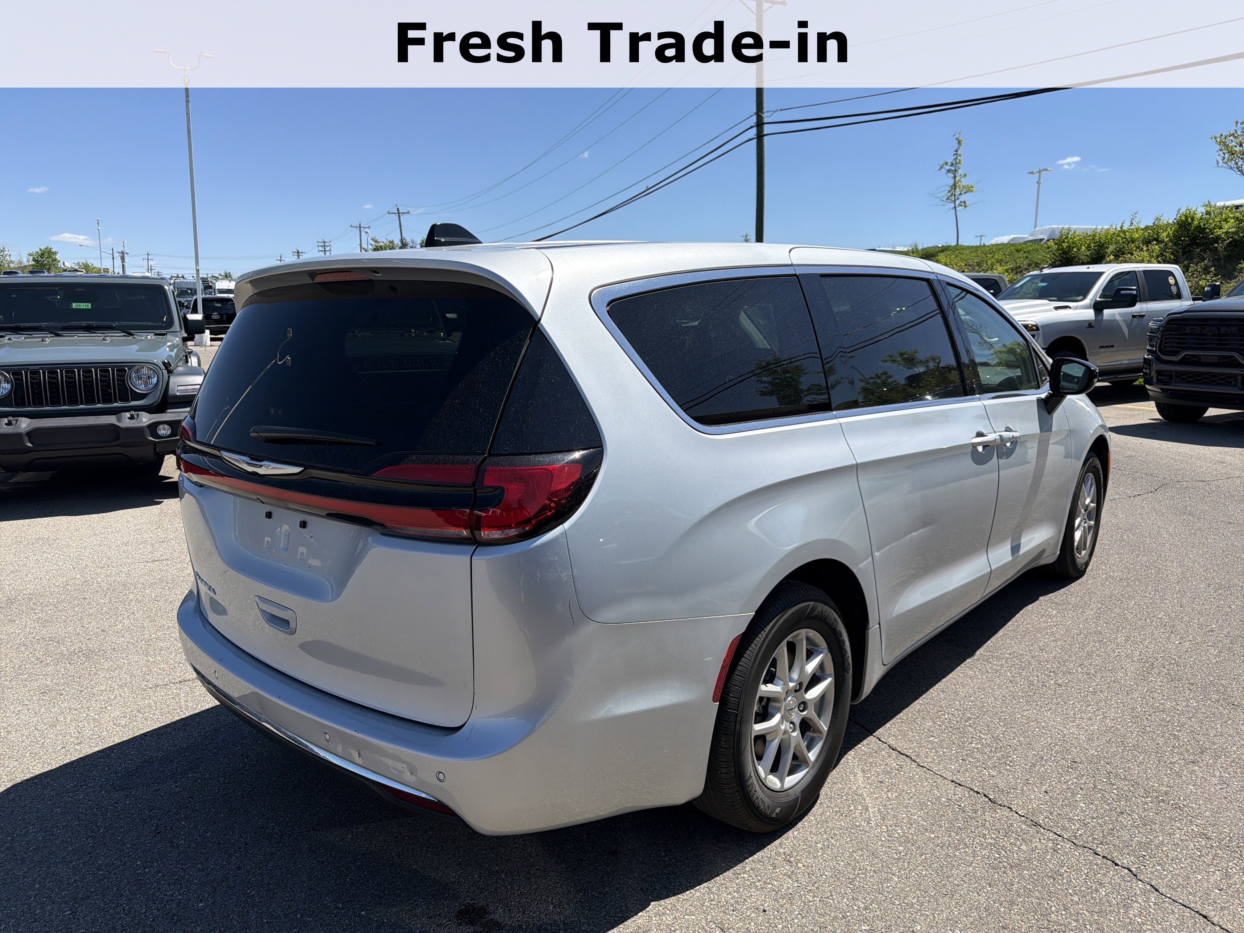 Used 2024 Chrysler Pacifica Touring-L FWD image 11