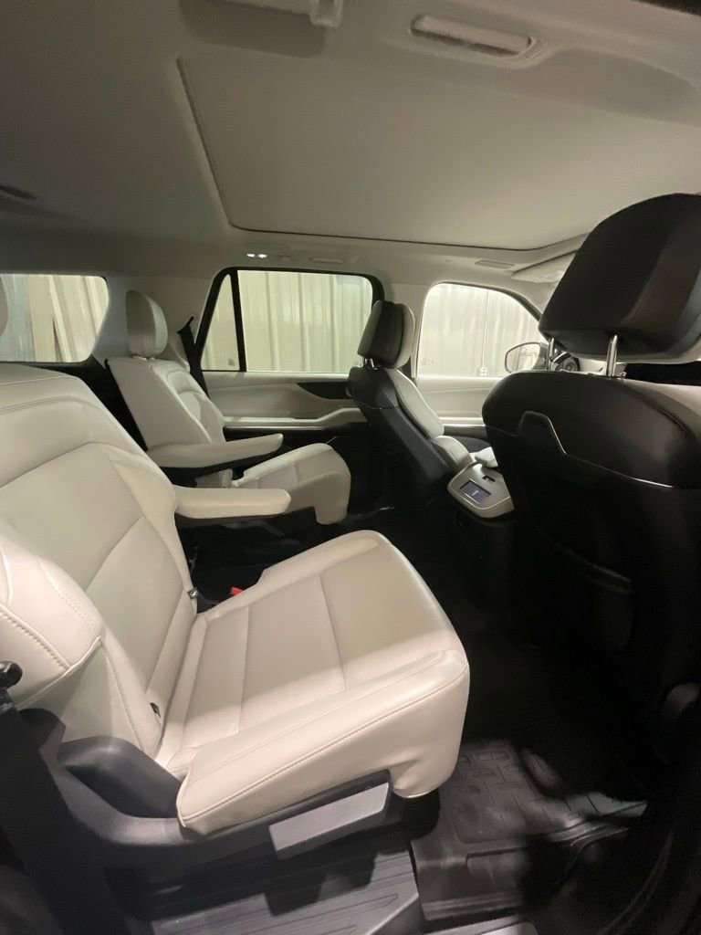 Used 2025 Lincoln Navigator Reserve image 14