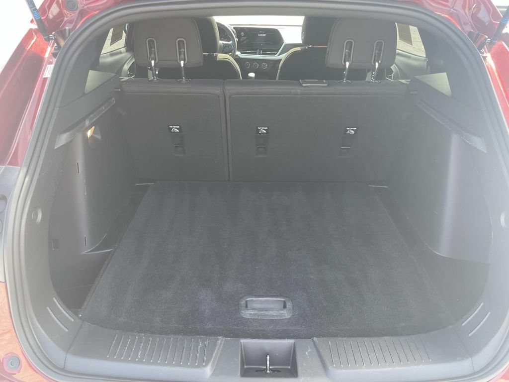 Used 2024 Chevrolet Trax RS w/ Sunroof Package FWD image 11