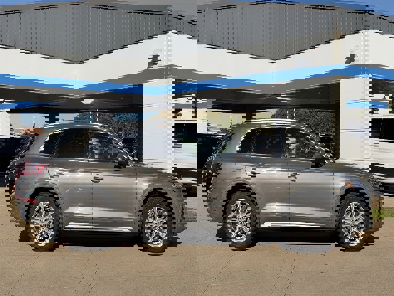 Used 2023 Audi Q5 e Premium Plus w/ Premium Plus Package image 3