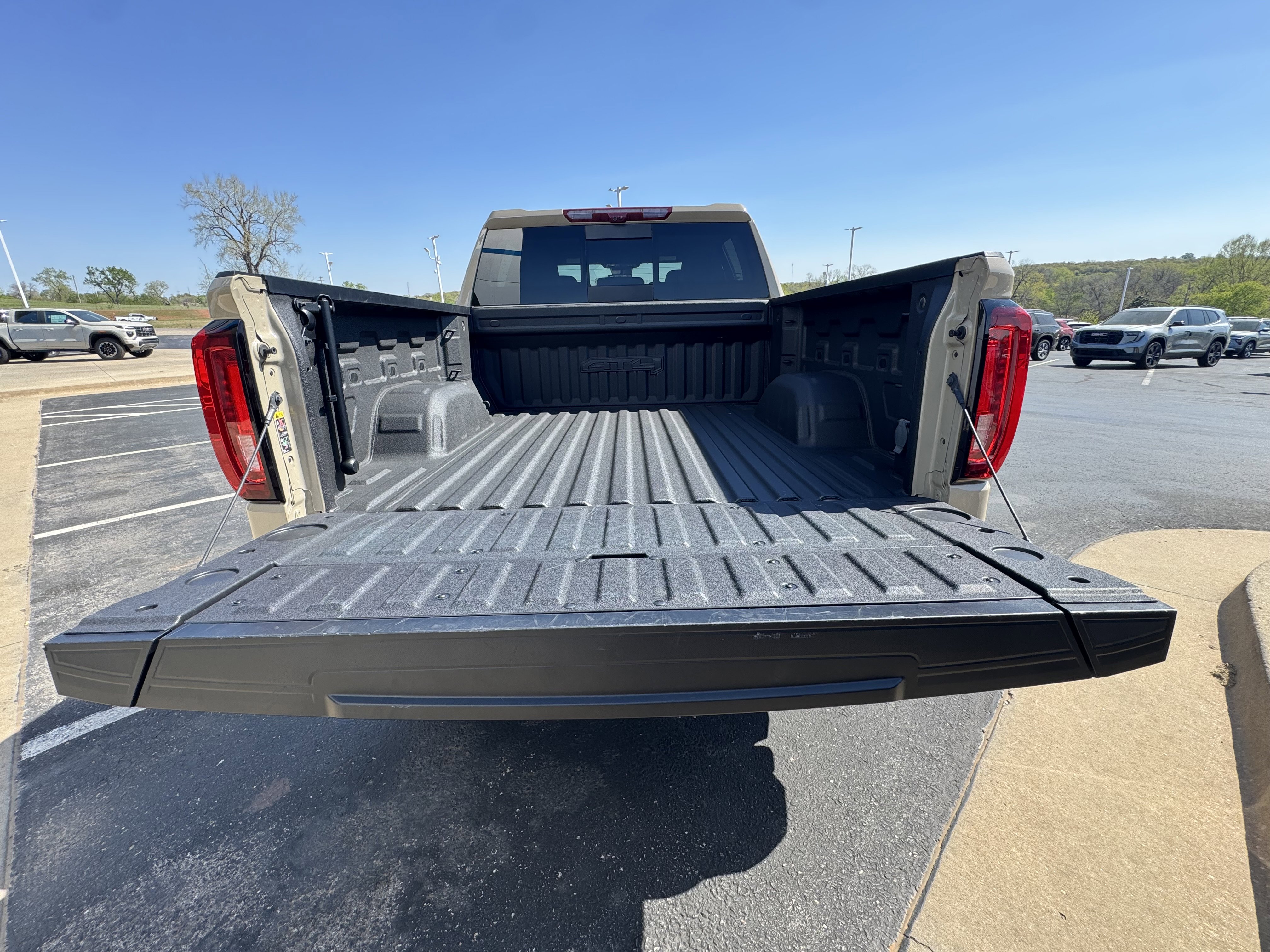 Used 2022 GMC Sierra 1500 AT4 w/ AT4 Premium Package AWD/4WD image 5
