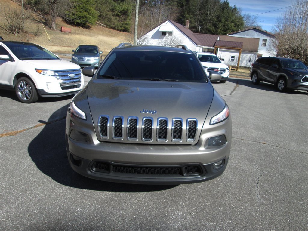 Used 2017 Jeep Cherokee Latitude w/ Comfort/Convenience Group image 2
