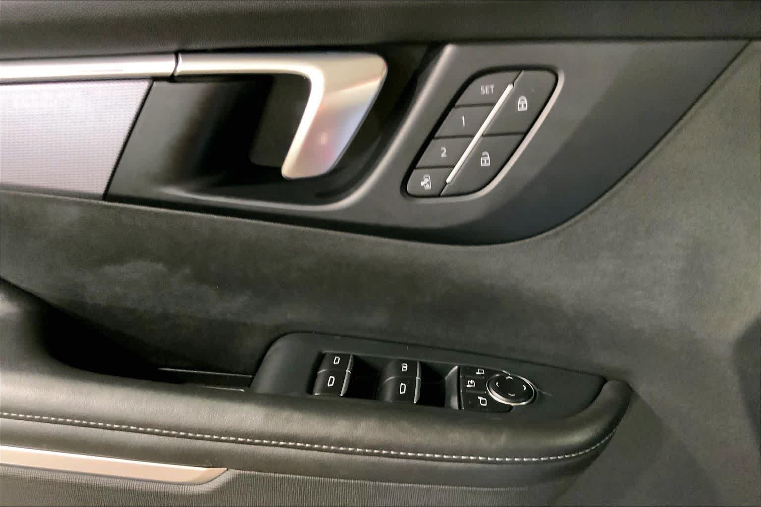 Used 2025 Buick Enclave Sport Touring w/ Power Package AWD/4WD image 34