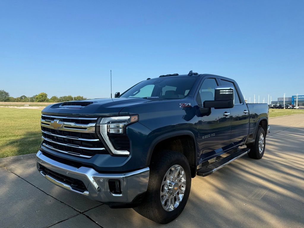 Used 2025 Chevrolet Silverado 2500 LTZ w/ LTZ Convenience Package AWD/4WD image 11