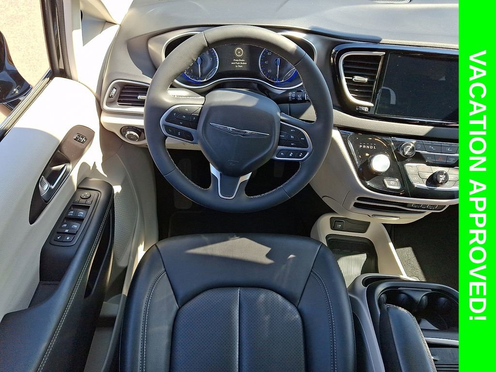 Used 2024 Chrysler Pacifica Touring-L FWD image 11