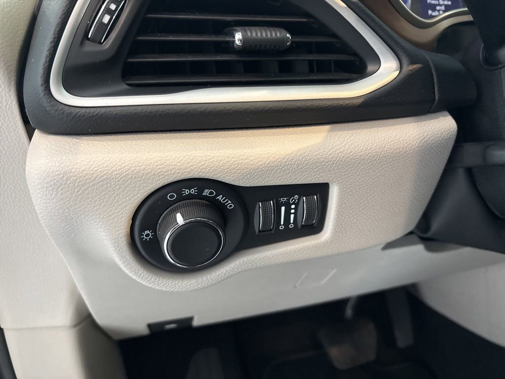 Used 2023 Chrysler Voyager LX image 10
