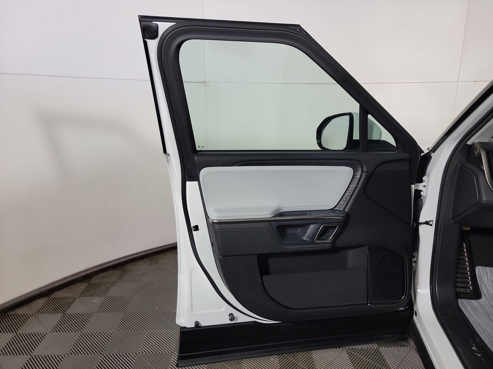 Used 2024 Rivian R1S Adventure AWD/4WD image 16