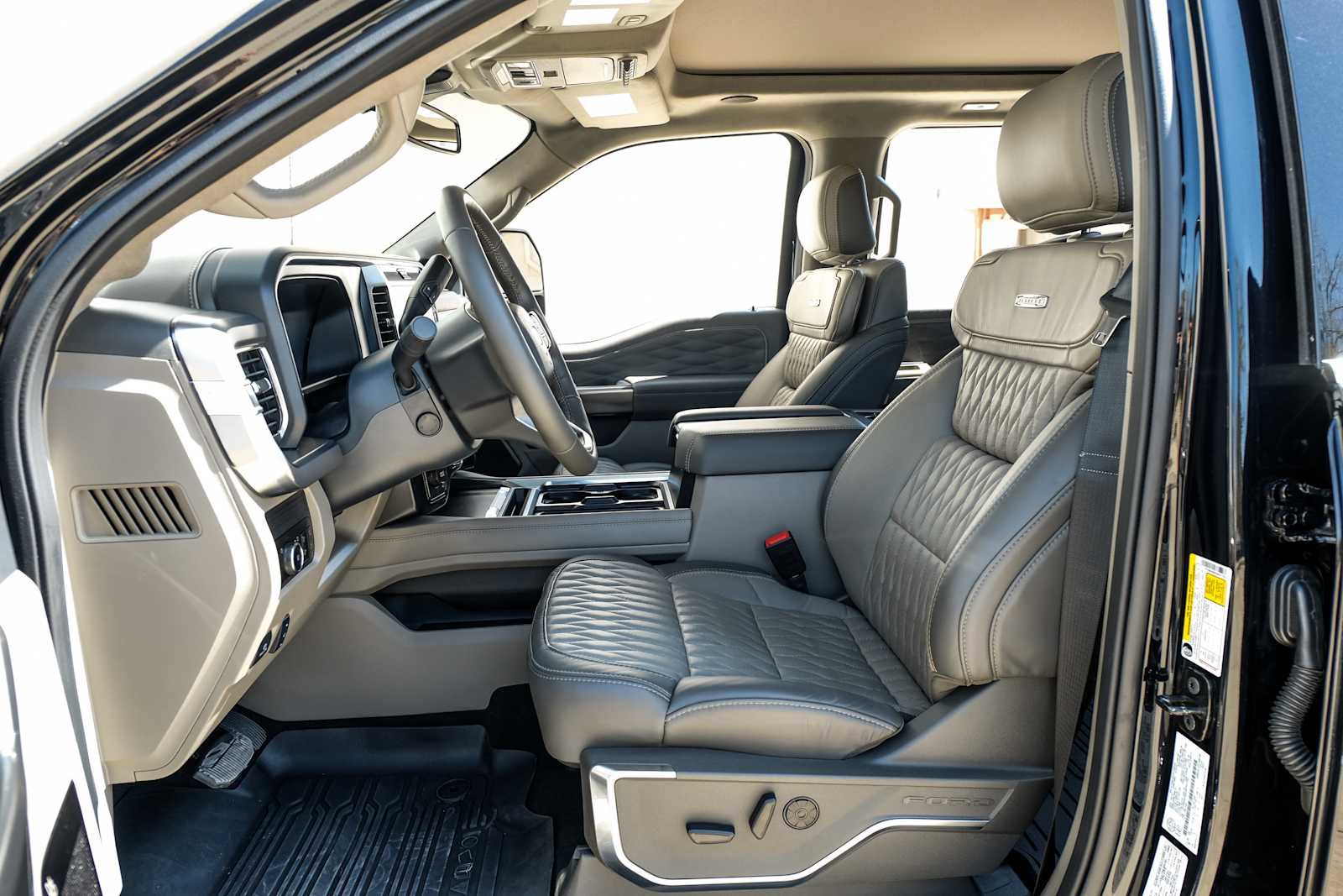 Used 2025 Ford F450 Platinum w/ Platinum Plus Package image 4