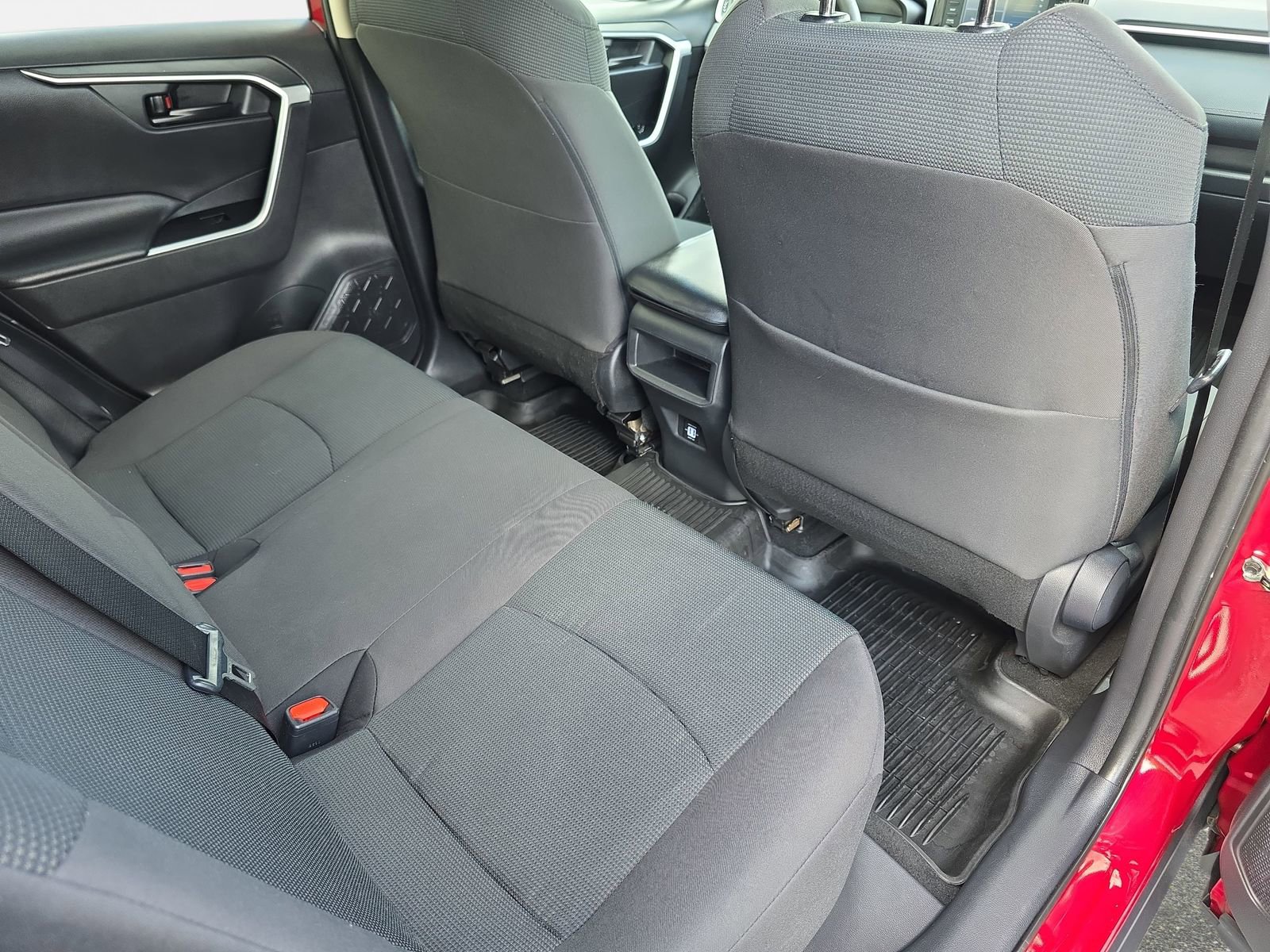 Used 2021 Toyota RAV4 LE image 11