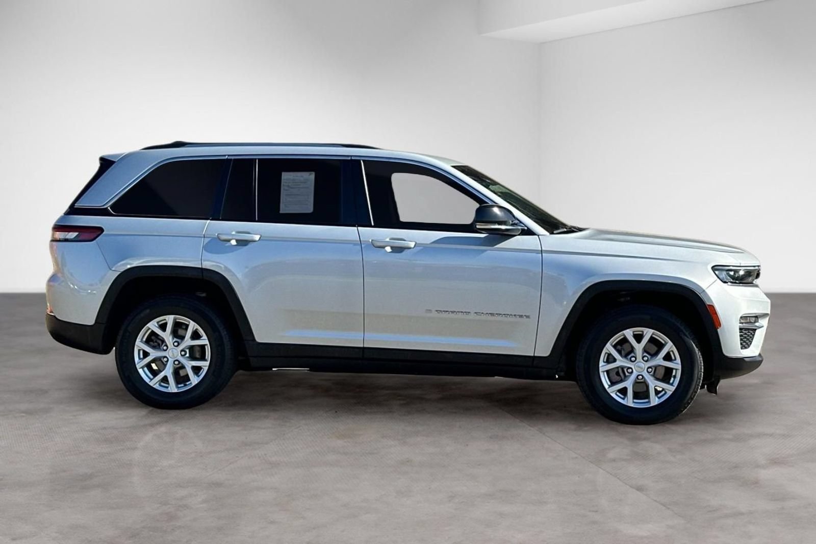 Used 2023 Jeep Grand Cherokee Limited w/ Trailer Tow Prep Group (B) AWD/4WD image 7