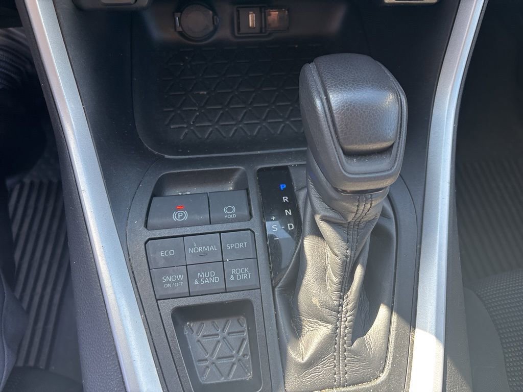 Used 2020 Toyota RAV4 LE w/ All Weather Liner Package AWD/4WD image 12