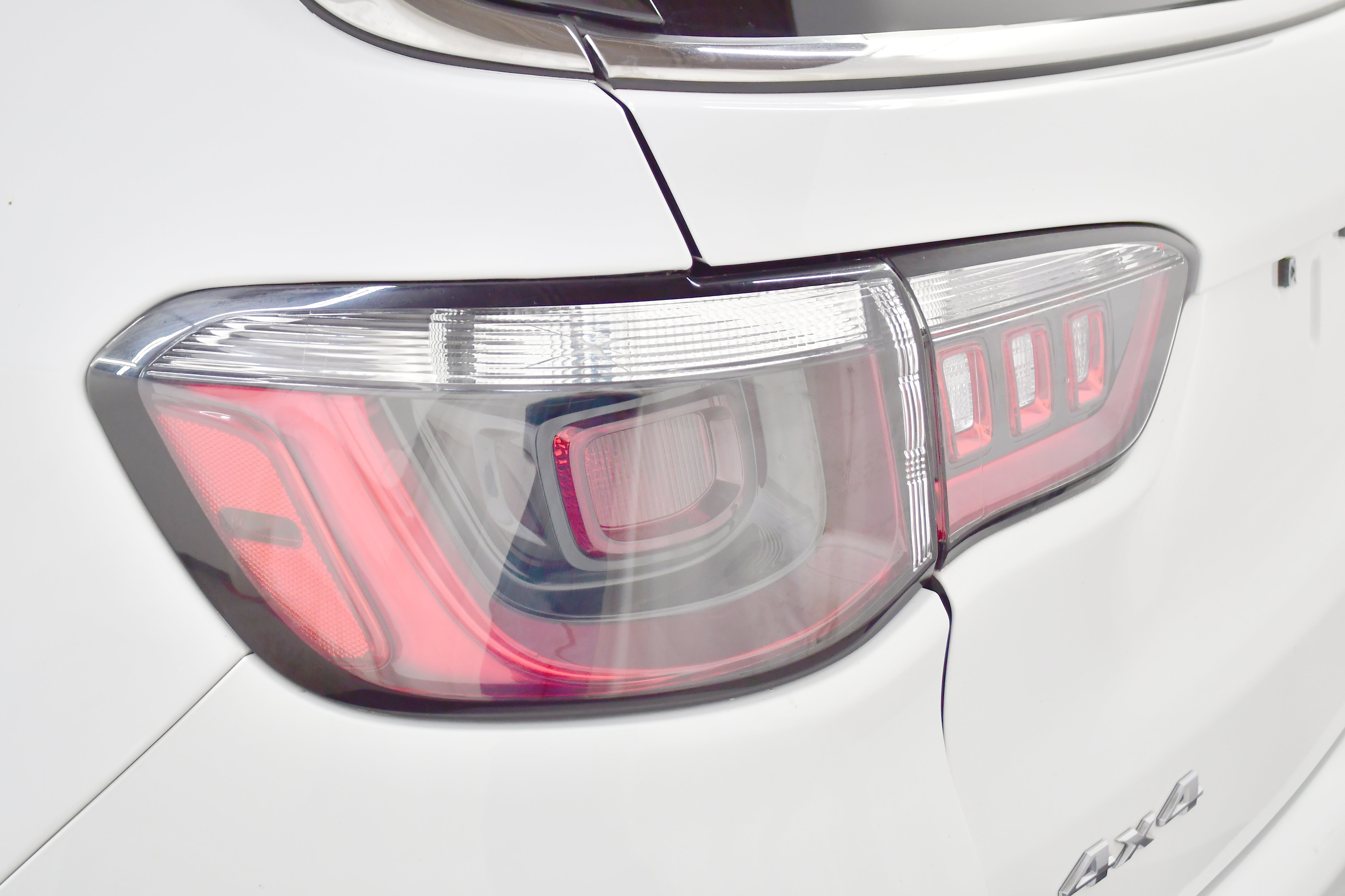 Used 2025 Jeep Compass Limited image 32