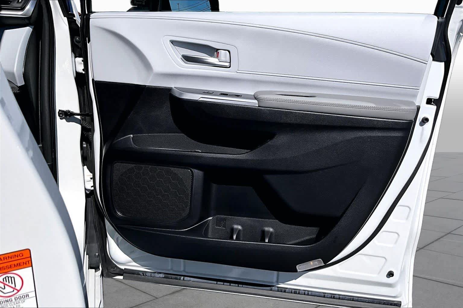 Used 2025 Toyota Sienna XLE FWD image 23