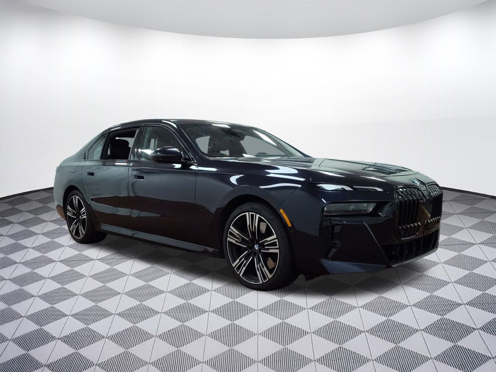 Certified 2023 BMW 760i xDrive w/ Luxury Rear Seating Package image 6