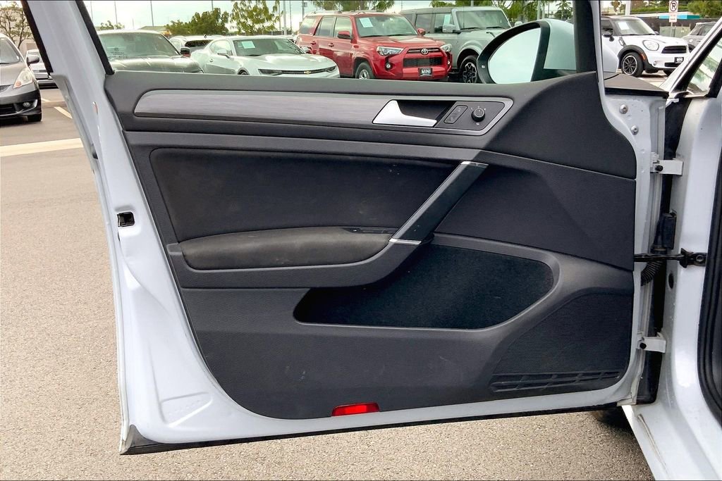 Used 2019 Volkswagen Golf SE image 22