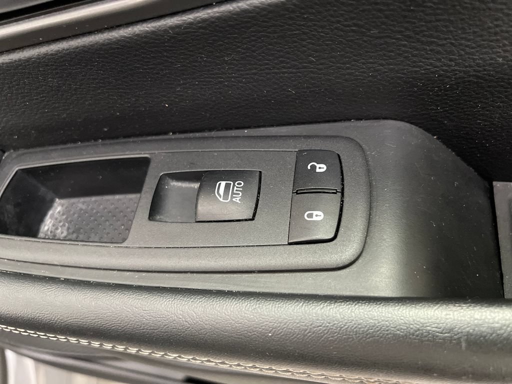 Used 2025 Chrysler Pacifica Select FWD image 39