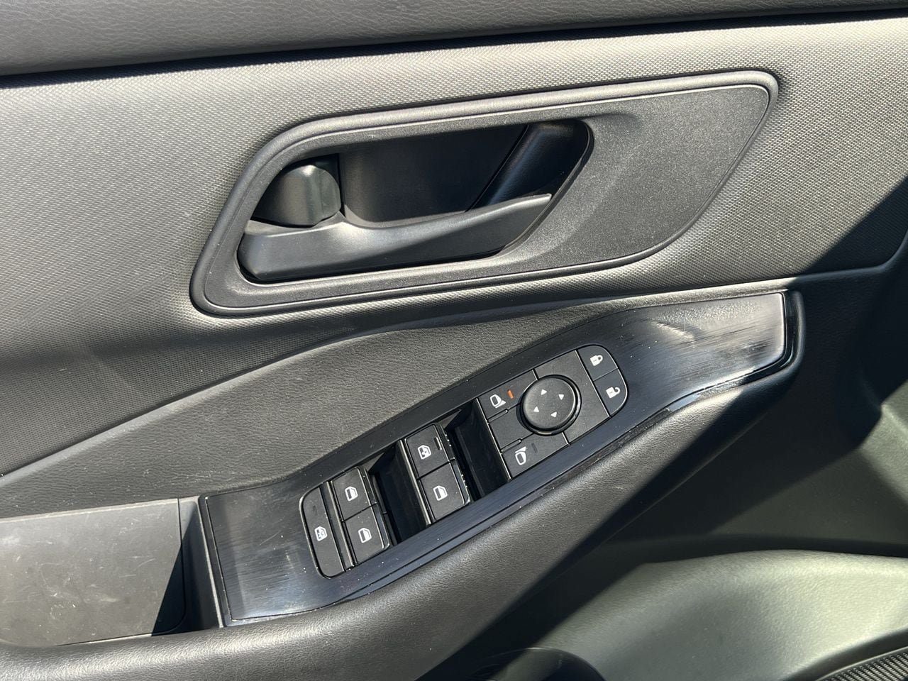 Used 2025 Nissan Rogue S FWD image 9