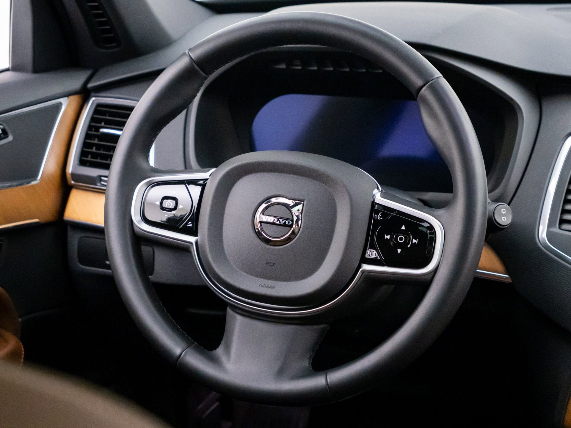 Used 2025 Volvo XC90 B6 Core AWD/4WD image 11