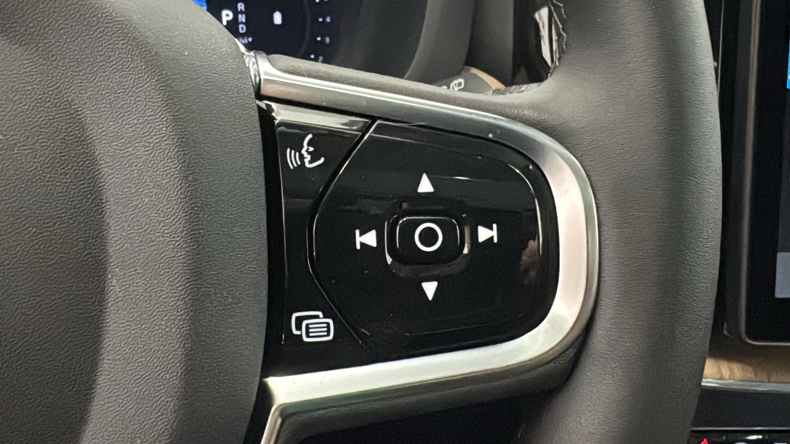 New 2027 Volvo XC60 B5 Plus AWD/4WD image 14