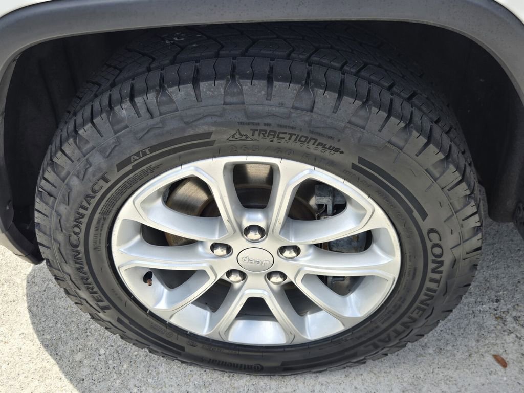 Used 2021 Jeep Grand Cherokee Laredo image 9