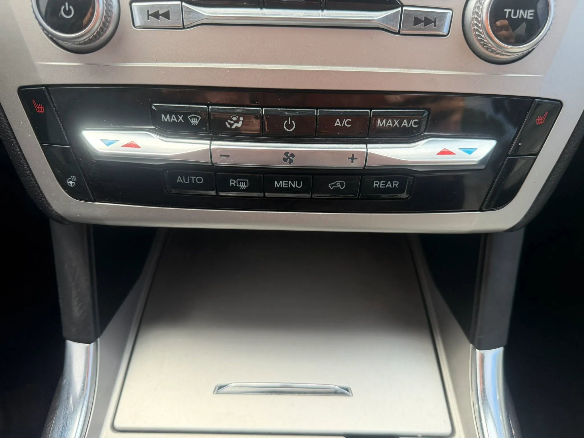 Used 2021 Ford Explorer XLT w/ Equipment Group 202A AWD/4WD image 19