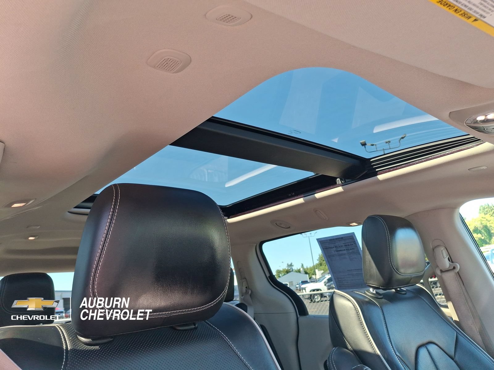 Used 2023 Chrysler Pacifica Limited FWD image 25