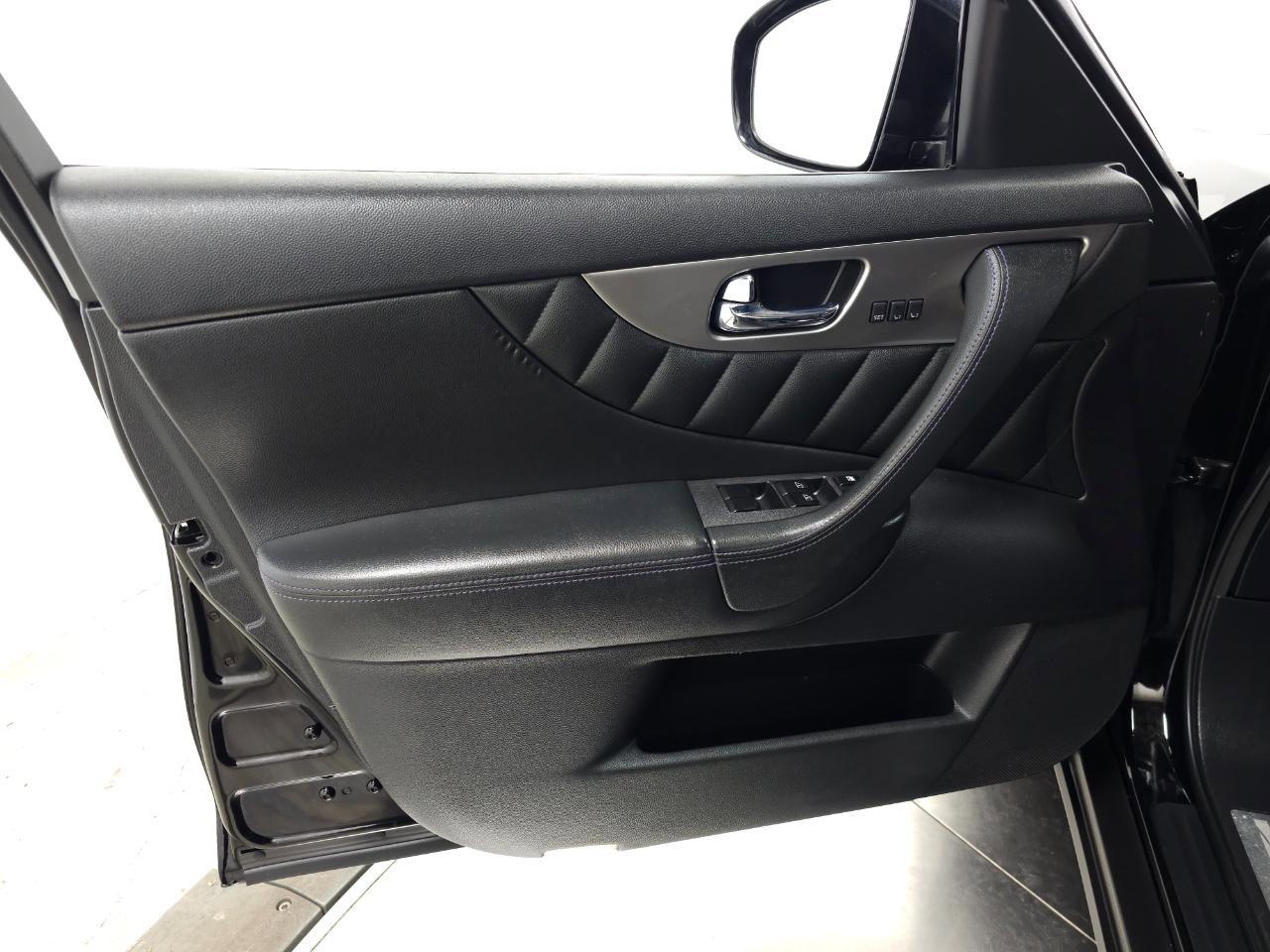 Used 2016 INFINITI QX70 AWD w/ Premium Package image 16