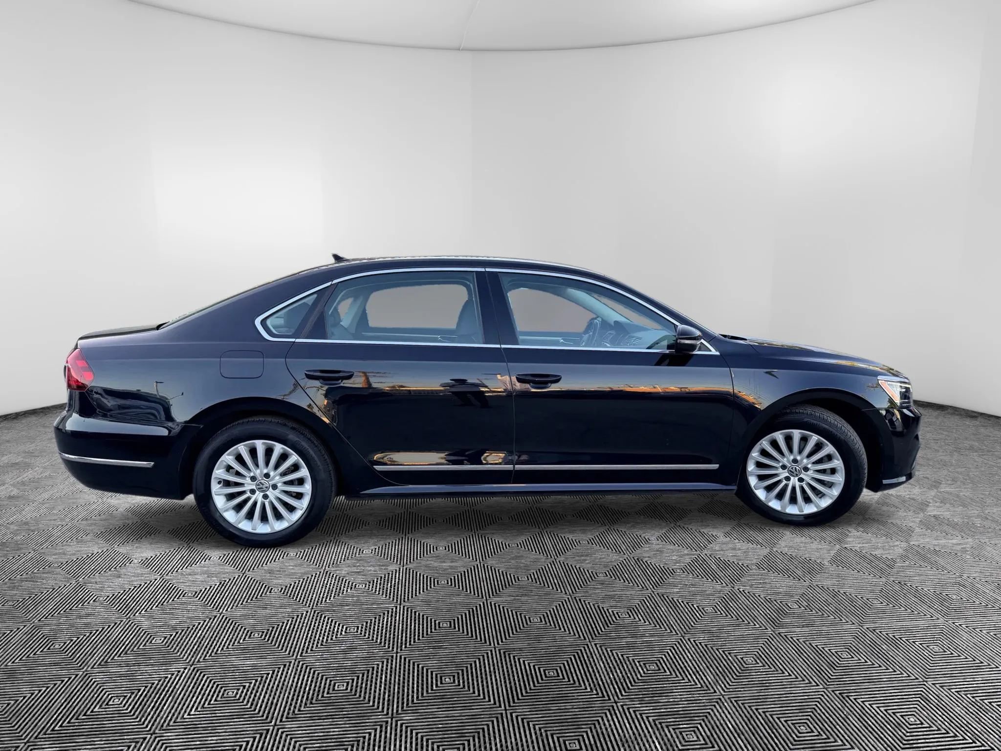 Used 2017 Volkswagen Passat 1.8T SE w/ SE Lighting Package image 5