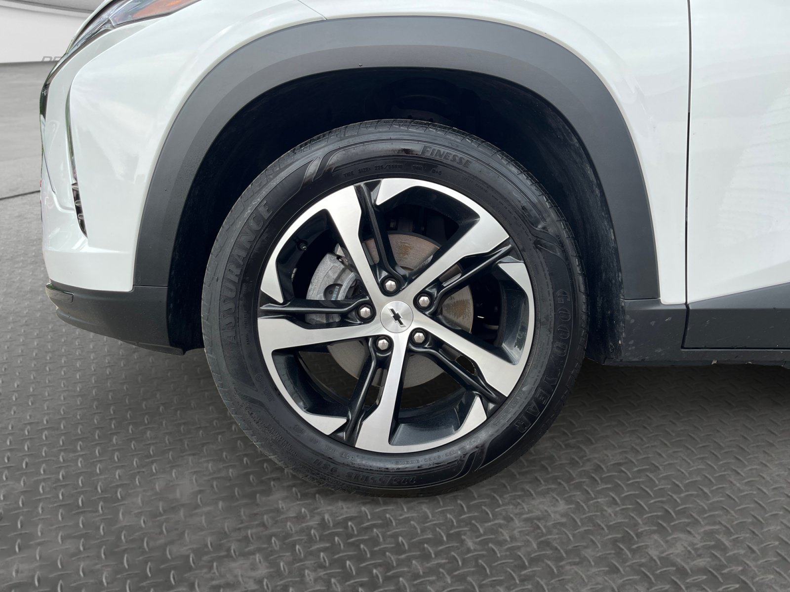 Used 2025 Chevrolet Trax RS FWD image 16