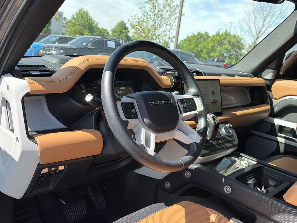 Used 2023 Land Rover Defender 130 X-Dynamic SE image 10