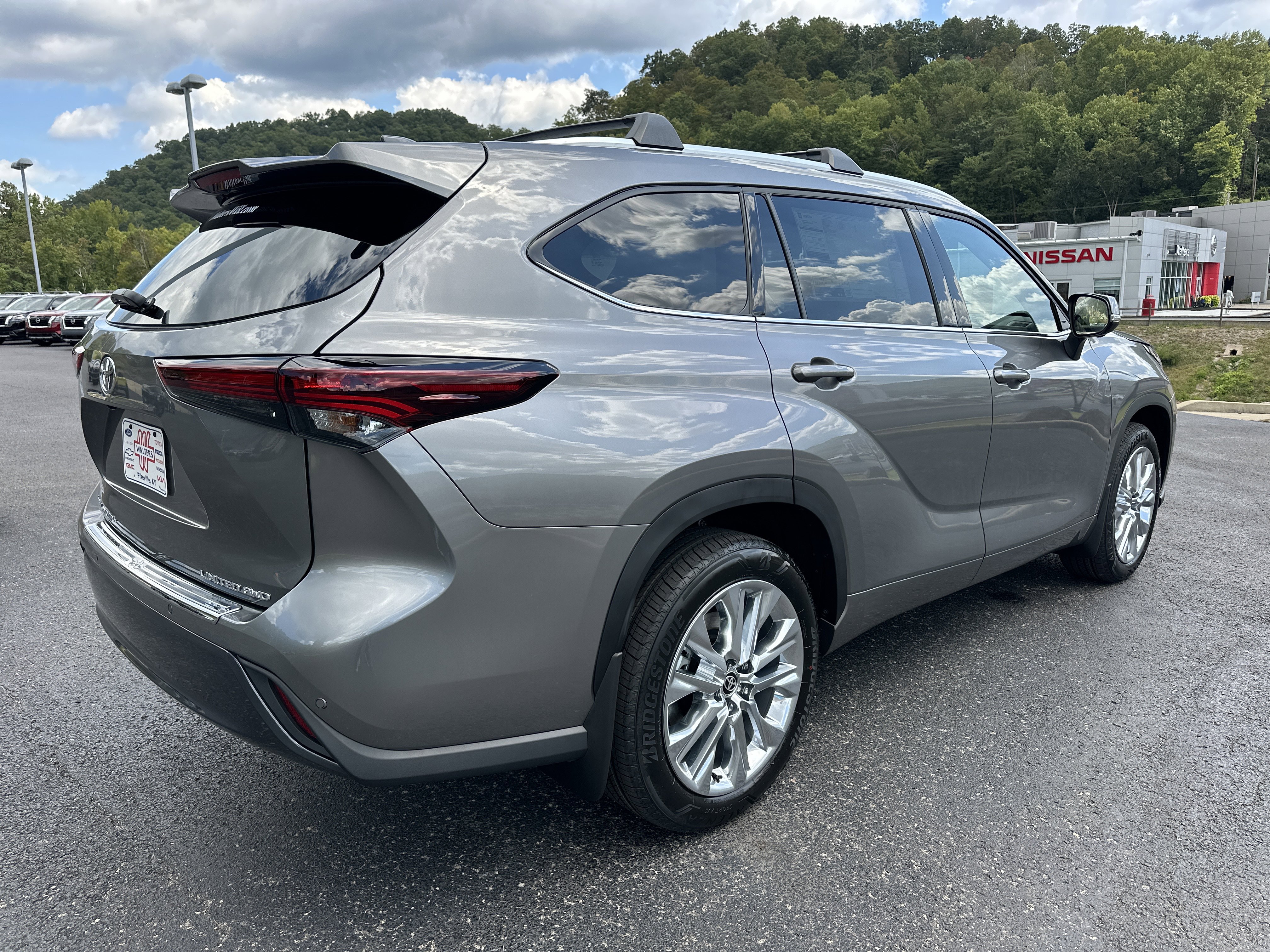 New 2025 Toyota Highlander Limited image 2